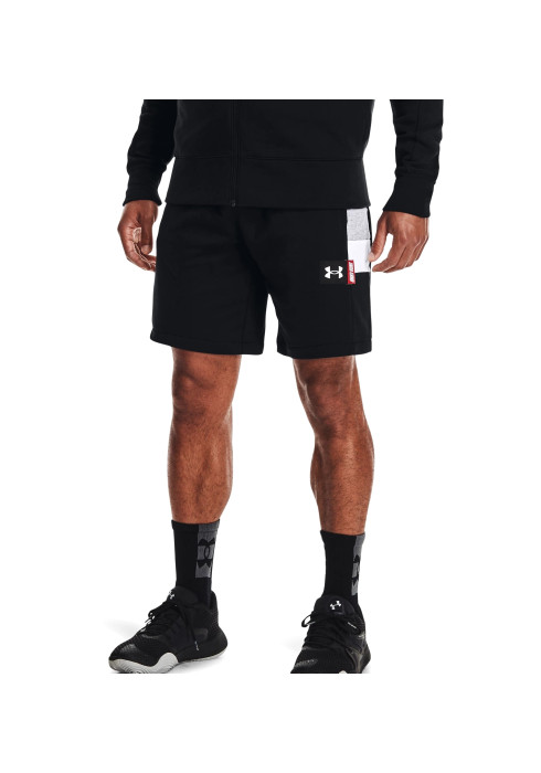 Чоловік у чорних флісових шортах Under Armour Perimeter Fleece Short студійний вигляд спереду на білому тлі