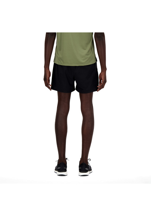 Чоловік у чорних спортивних шортах New Balance Sport Essentials Lined вид ззаду на білому тлі