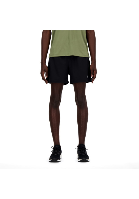 Чоловік у повний зріст у чорних спортивних шортах New Balance Sport Essentials Lined та оливковій футболці спереду на білому тлі