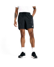 Чоловік у чорних спортивних шортах NB Sport Short 7" та білій футболці, вигляд спереду, фірмовий білий логотип на лівому стегні