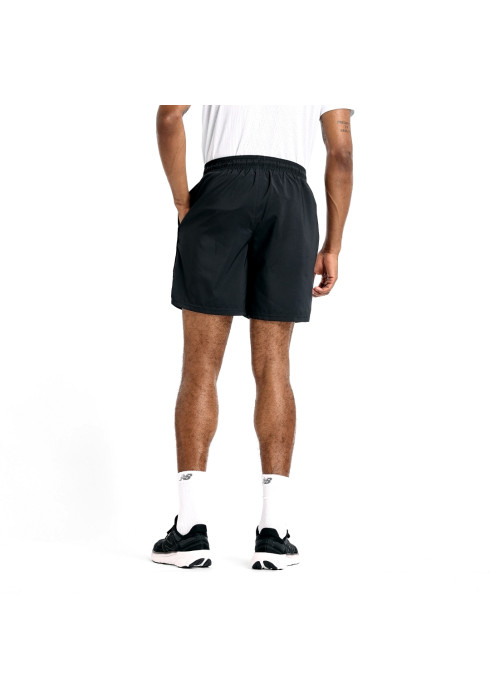 Чоловік у чорних спортивних шортах NB Sport Short 7" та білій футболці, вигляд спереду, фірмовий білий логотип на лівому стегні - фото 2