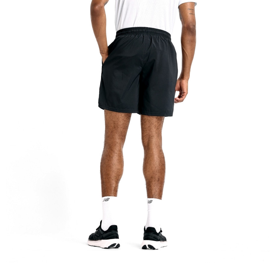 Чоловік у чорних спортивних шортах NB Sport Short 7" та білій футболці, вигляд спереду, фірмовий білий логотип на лівому стегні - фото 2