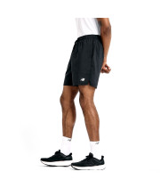 Чоловік у чорних спортивних шортах NB Sport Short 7" та білій футболці, вигляд спереду, фірмовий білий логотип на лівому стегні - фото 3