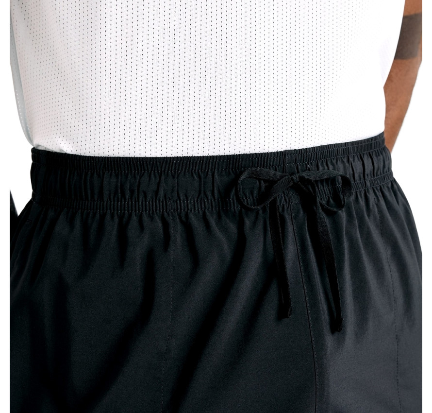 Чоловік у чорних спортивних шортах NB Sport Short 7" та білій футболці, вигляд спереду, фірмовий білий логотип на лівому стегні - фото 4