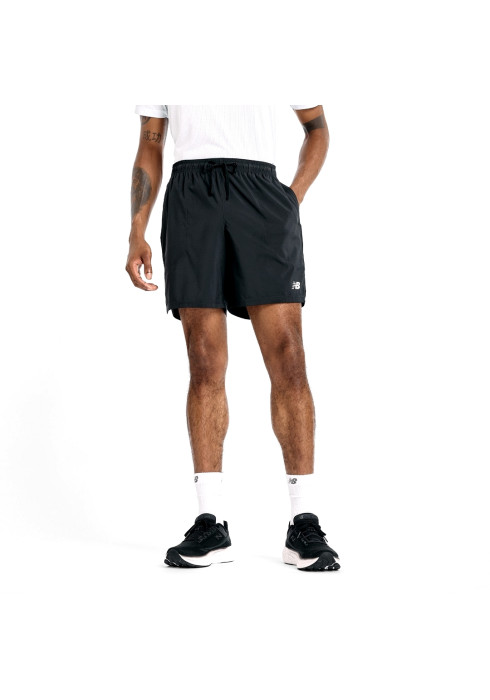 Чоловік у чорних спортивних шортах NB Sport Short 7" та білій футболці, вигляд спереду, фірмовий білий логотип на лівому стегні
