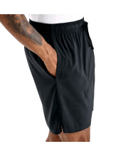 Чоловік у чорних спортивних шортах NB Sport Short 7" та білій футболці, вигляд спереду, фірмовий білий логотип на лівому стегні - фото 5