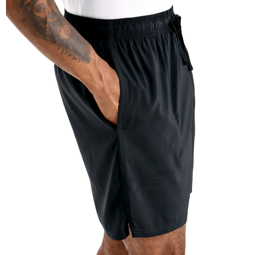 Чоловік у чорних спортивних шортах NB Sport Short 7" та білій футболці, вигляд спереду, фірмовий білий логотип на лівому стегні - фото 5