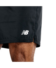 Чоловік у чорних спортивних шортах NB Sport Short 7" та білій футболці, вигляд спереду, фірмовий білий логотип на лівому стегні - фото 6