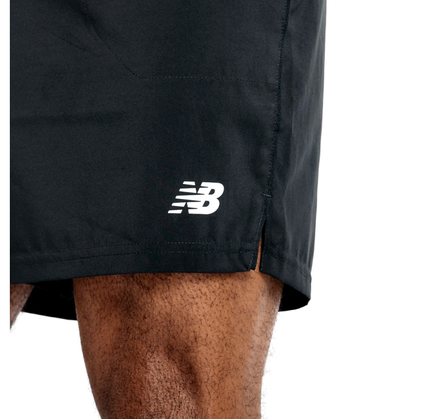 Чоловік у чорних спортивних шортах NB Sport Short 7" та білій футболці, вигляд спереду, фірмовий білий логотип на лівому стегні - фото 6