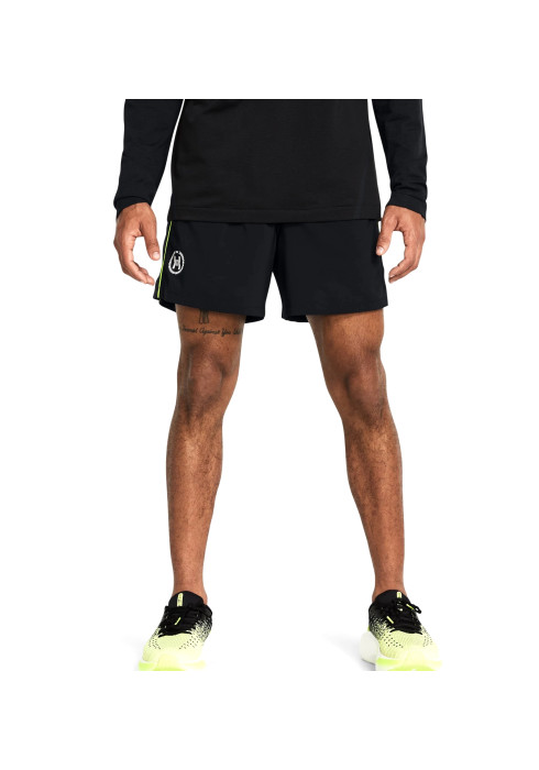 Чоловік у повний зріст у чорній футболці та бігових шортах Under Armour UA Run Anywhere 5 спереду на білому тлі