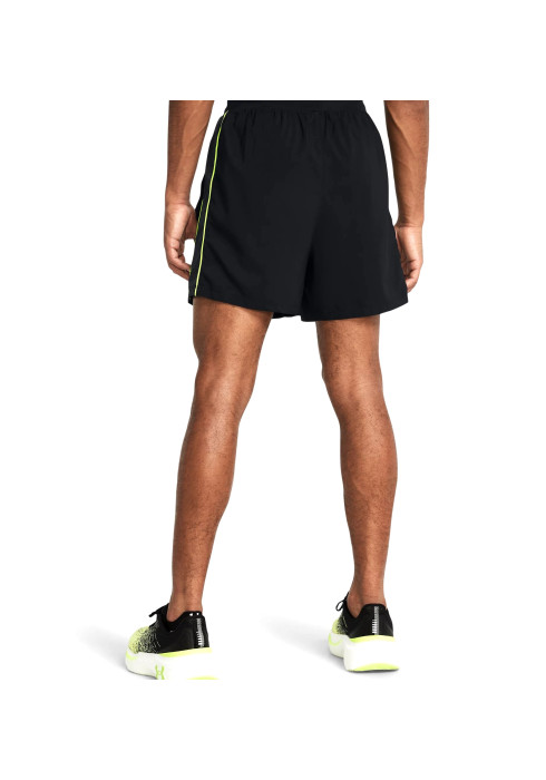 Чоловік у чорних шортах Under Armour UA Run Anywhere 5 та бігових кросівках вид ззаду на білому тлі