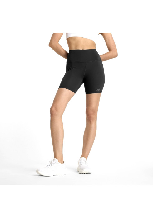 Жіночі спортивні шорти-велосипедки New Balance Harmony High Rise 6'' чорного кольору на моделі