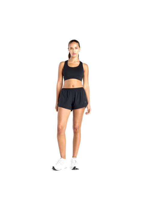 Дівчина у чорних бігових шортах New Balance Run Essentials 3" та спортивному топі у повний зріст