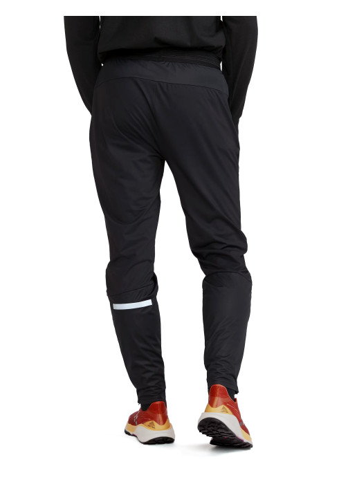 Чоловік у чорній спортивній кофті та водонепроникних штанах CRAFT PRO Hydro Pants вид ззаду на білому тлі