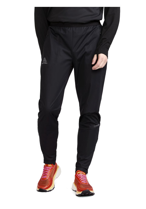 Чоловік у чорних водонепроникних штанах для бігу CRAFT PRO Hydro Pants M студійний вигляд у три чверті