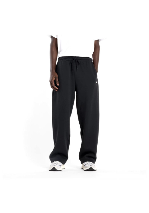 Чоловік у вільних чорних спортивних штанях New Balance Sport Essentials студійний вигляд спереду