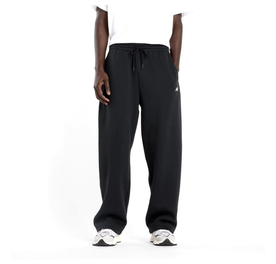 Чоловік у вільних чорних спортивних штанях New Balance Sport Essentials студійний вигляд спереду
