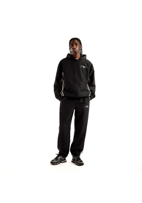 Чоловік у спортивному костюмі з штанами та вітрівкою New Balance Trackside Woven у повний зріст