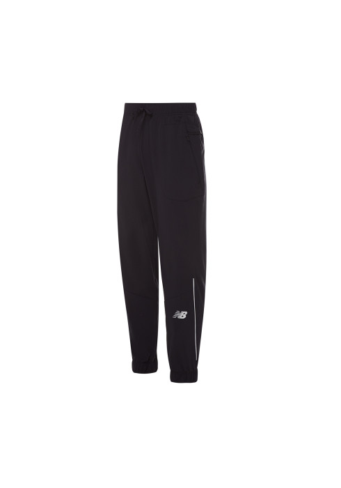 Чорні чоловічі спортивні штани New Balance Impact Run Woven студійний вигляд спереду в три чверті на білому тлі