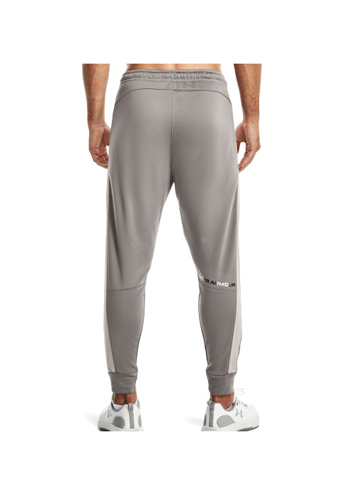 Чоловік у сірих спортивних штанях Under Armour AF Storm Pants вид ззаду на білому тлі