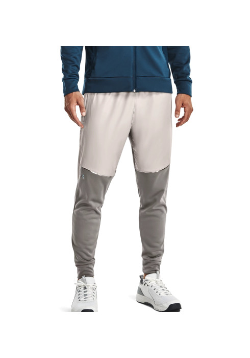 Чоловік у синій кофті та сірих спортивних штанях Under Armour AF Storm Pants студійний вигляд спереду