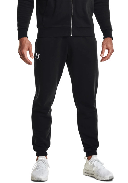 Чоловік у чорному спортивному костюмі та джоггерах Under Armour Essential Fleece студійний вигляд спереду на білому тлі