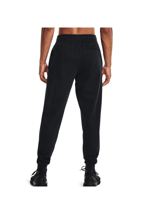 Чоловік у чорних спортивних джоггерах Under Armour Rival Fleece вид ззаду на білому тлі