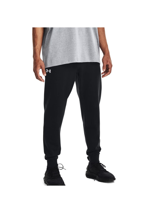 Чоловік у сірій футболці та чорних флісових джоггерах Under Armour Rival Fleece студійний вигляд спереду