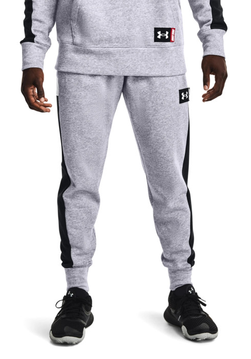 Чоловік у сірих спортивних джогерах Under Armour Baseline Fleece Jogger крупний план спереду на білому тлі