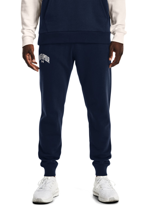 Чоловік у темно-синіх спортивних джогерах Under Armour Rival Fleece крупний план спереду на білому тлі