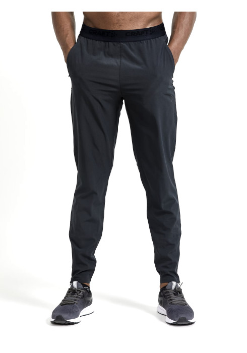 Чоловік у чорних тренувальних штанах Craft ADV Charge Training Pants спортивний вигляд спереду на білому тлі
