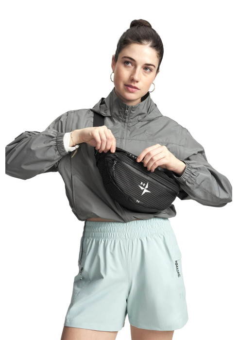 Дівчина із сумкою на пояс Under Armour Explor Trail Waist Pack через плече