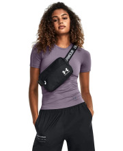 Дівчина із чорною сумкою Under Armour Loudon Waist Bag Xbody через плече