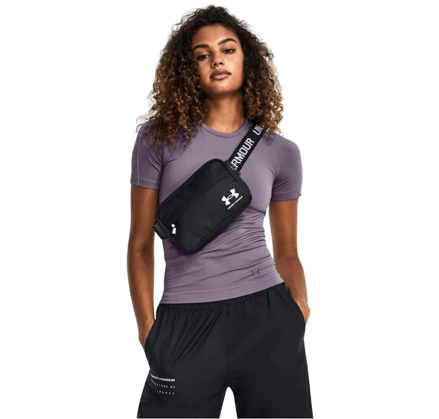 Дівчина із чорною сумкою Under Armour Loudon Waist Bag Xbody через плече