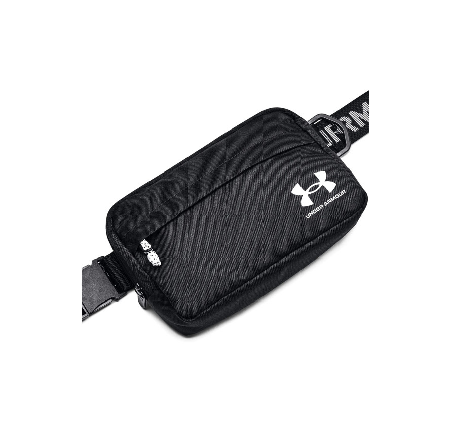 Передній план сумки Under Armour Loudon Waist Bag Xbody з логотипом та передньою кишенею на блискавці