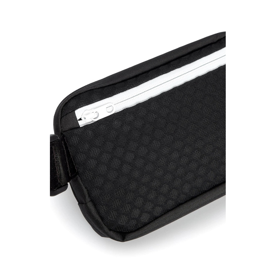 Крупний план задньої кишені з білою блискавкою сумки Under Armour Loudon Waist Bag Xbody