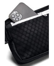Смартфон у задній кишені сумки Under Armour Loudon Waist Bag Xbody з RFID-захистом