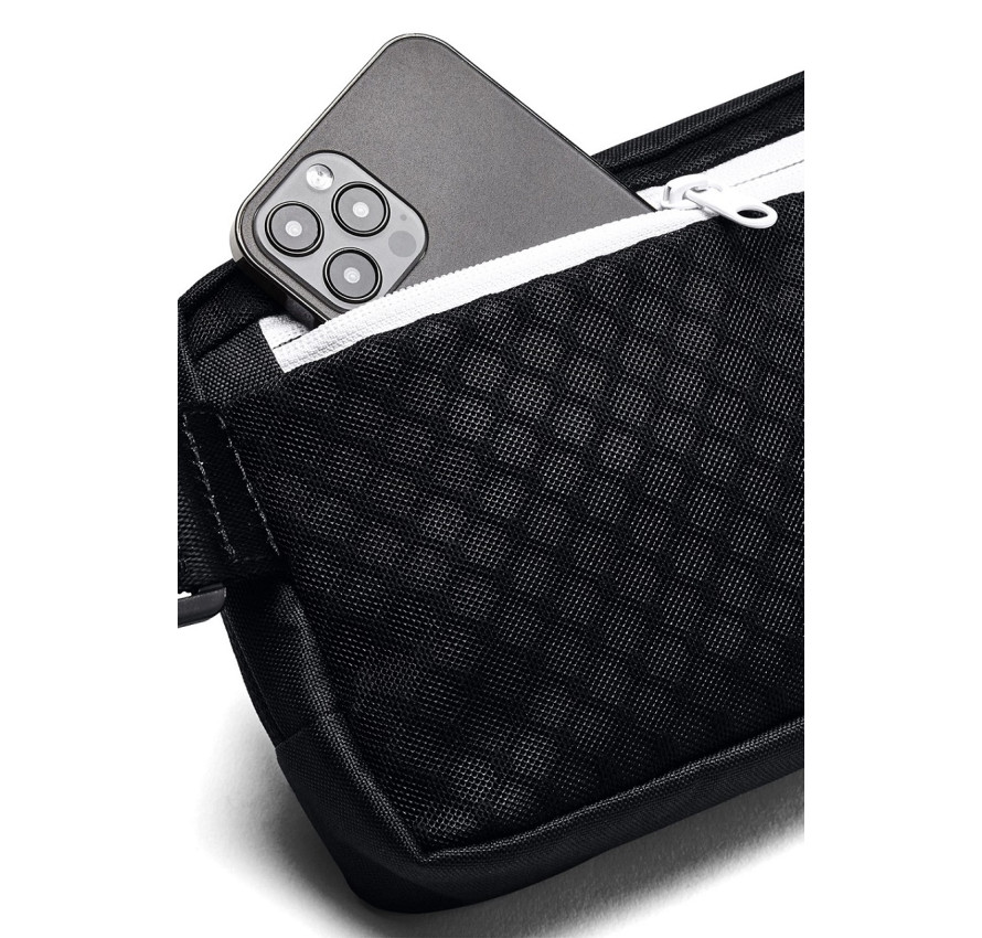 Смартфон у задній кишені сумки Under Armour Loudon Waist Bag Xbody з RFID-захистом
