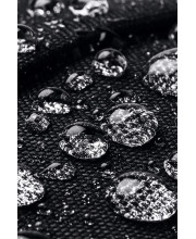 Краплі води на водовідштовхувальній тканині з технологією UA Storm сумки Under Armour Loudon