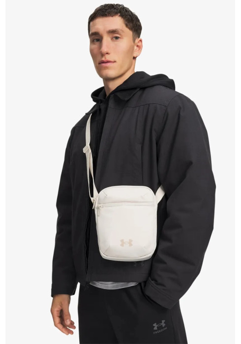 Чоловік із білою спортивною сумкою Under Armour Essential Crossbody через плече