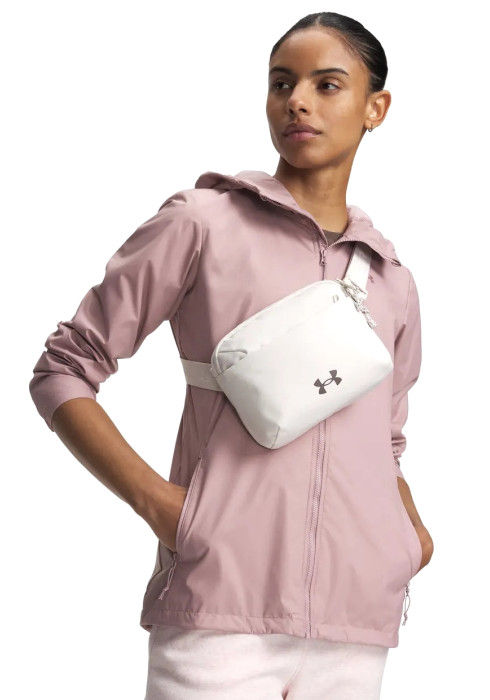 Дівчина із білою сумкою Under Armour Essential WB XB, одягненою через плече