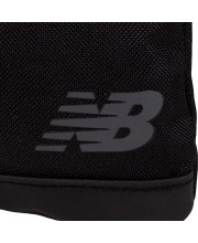 Чорна повсякденна сумка через плече NB Sling Essential, вигляд спереду, видно логотип NB та хлястик блискавки - фото 4