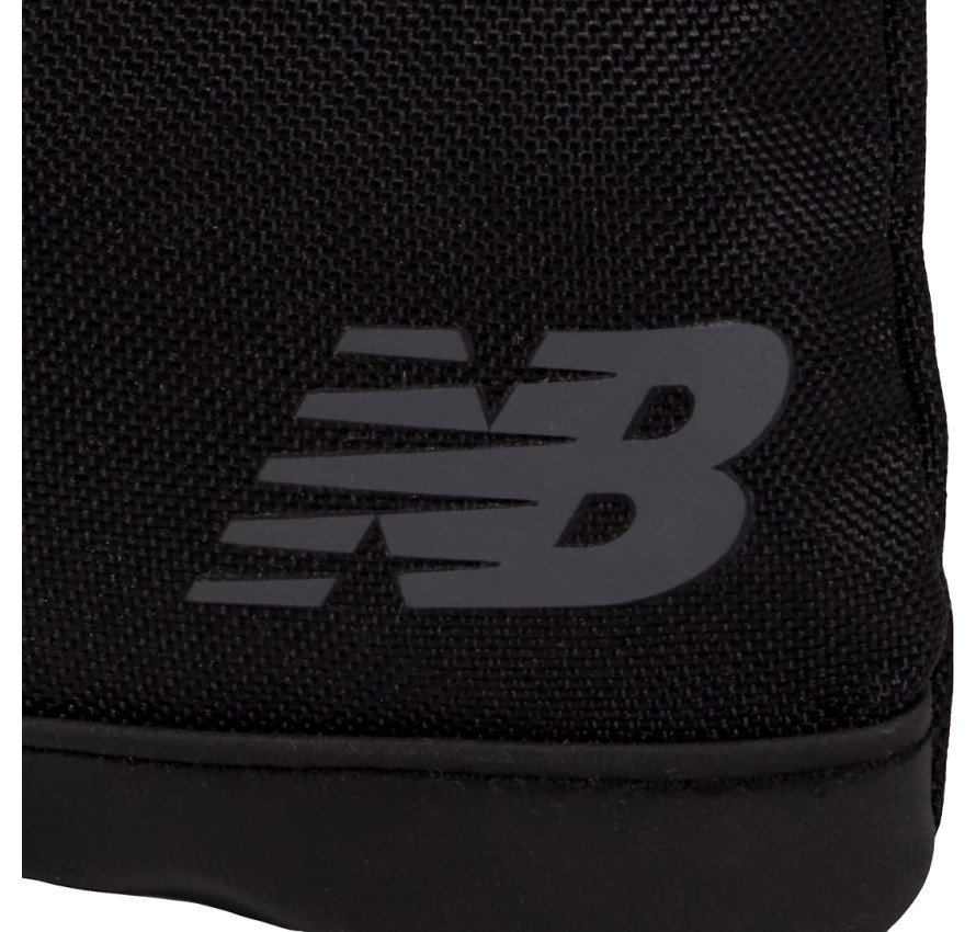 Чорна повсякденна сумка через плече NB Sling Essential, вигляд спереду, видно логотип NB та хлястик блискавки - фото 4
