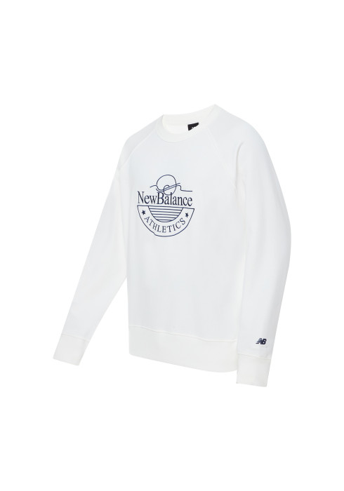Білий чоловічий світшот New Balance Athletics Graphic Crew студійний вигляд під кутом спереду на білому тлі