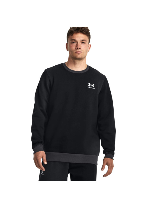 Чоловік у чорному світшоті Under Armour Essential Flc Novelty Crw з білим логотипом спереду на білому тлі