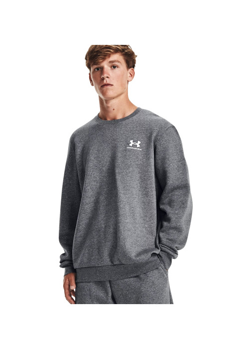 Чоловік у сірому світшоті Under Armour Essential Fleece Crew спереду на білому тлі