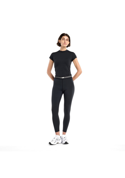 Жіночі чорні тренувальні тайтси New Balance AC Legging у комплекті з чорною футболкою та кросівками на моделі спереду