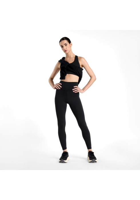 Жіночі чорні тайтси New Balance NB Define у комплекті зі спортивним топом і кросівками на моделі спереду у повний зріст