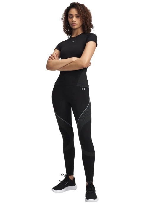 Дівчина у чорних безшовних тайтсах Under Armour Vanish Seamless Legging у повний зріст