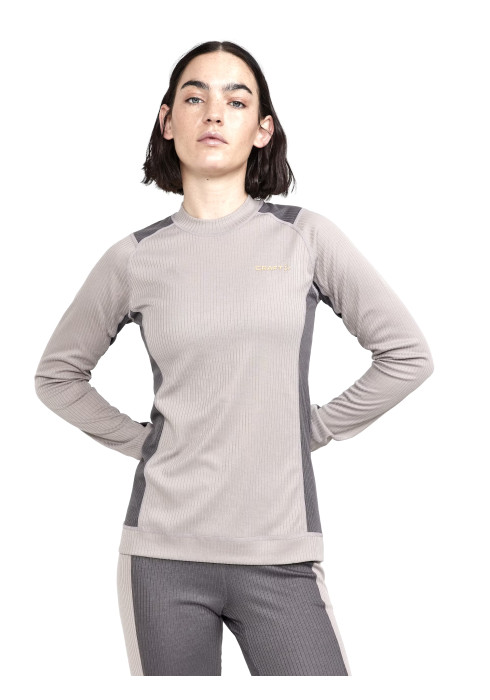 Жіночий комплект термобілизни Craft Core Dry Baselayer сіро-бежевого кольору на моделі в профіль